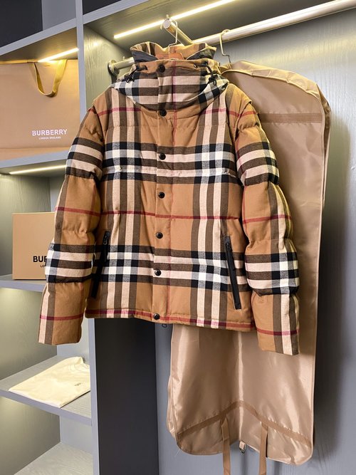 Burberry Detachable Flannel Checked Down Jacket with High-End Craftsmanship