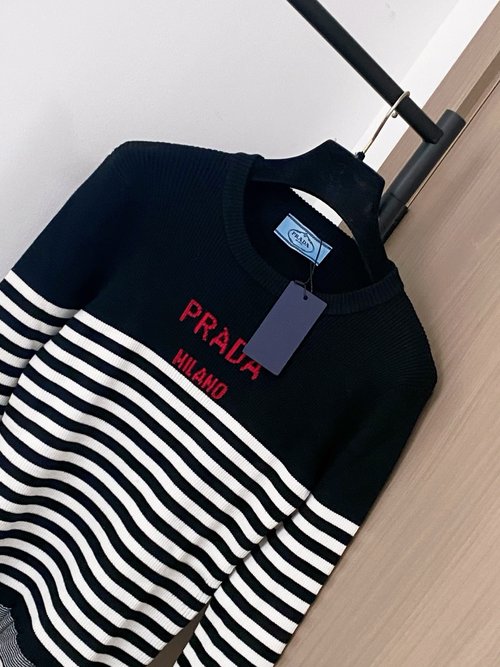 Prada Two-Color Long-Sleeved Top with Logo, Slimming and Skin-Fairening