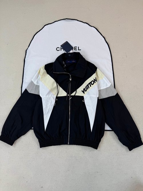 Louis Vuitton Well - detailed Outerwear with Good Fit
