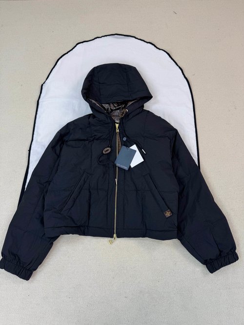 Louis Vuitton Detailed Pictures of Well-Designed Outerwear