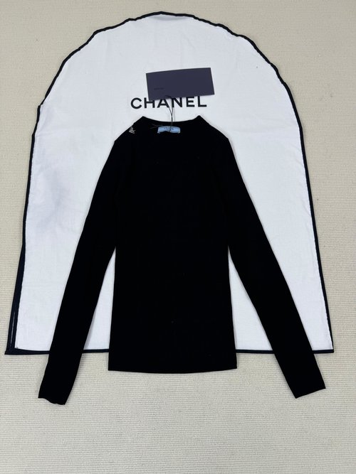 Prada High-quality warm sweater: Exquisite detailed images