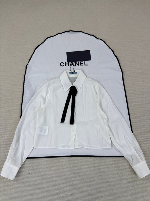 Prada Classic shirt with fine craftsmanship: Detailed visuals