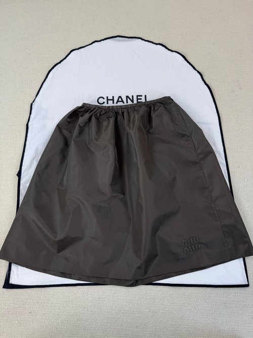 Miu Miu Graceful Detail Photos of Half-Skirts