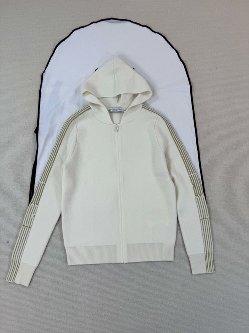 Dior Fascinating Detail Photos of Cardigans