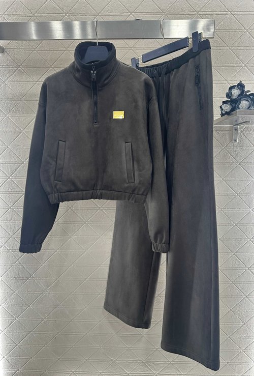 Louis Vuitton Half-Open Hoodie and Trousers Set with Premium Fabric