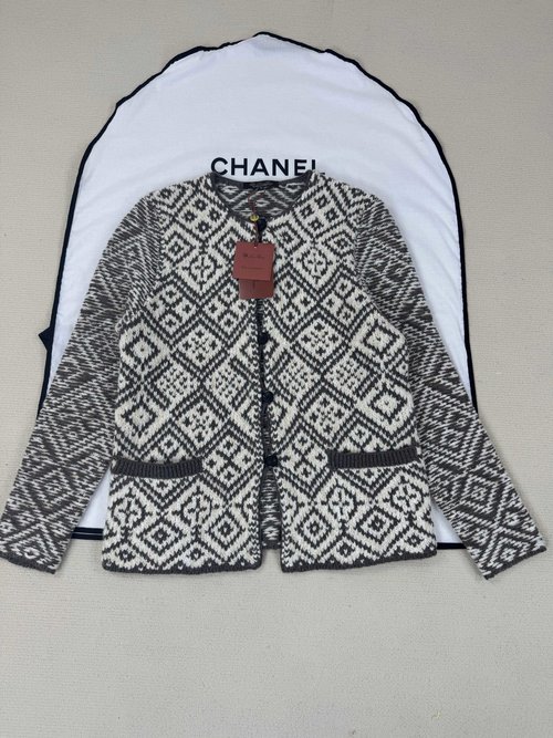 Loro Piana Well - detailed Cardigan of Superior Quality