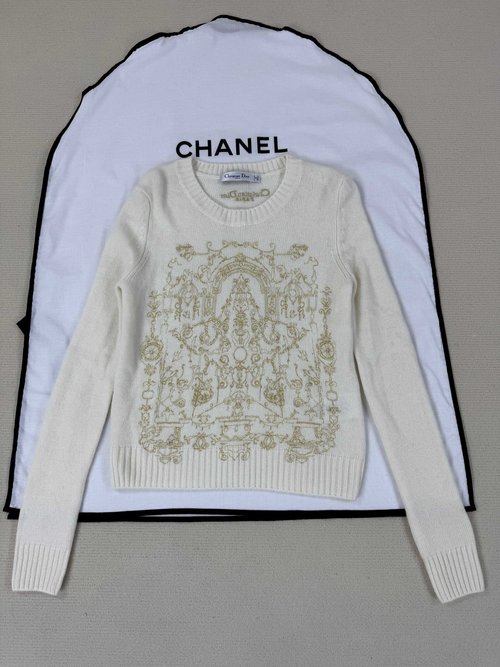 Dior Detailed pictures of warm textured sweater