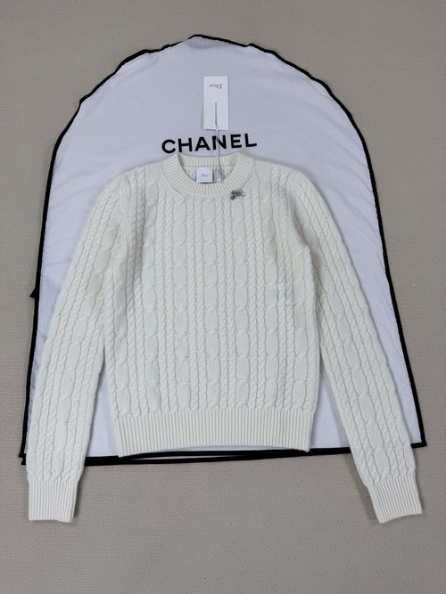 Dior Cozy Sweater with Superior Workmanship