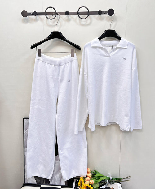 Alo Elegant New Knit Suit Made of High-quality Fabric, Blending Style and Comfort