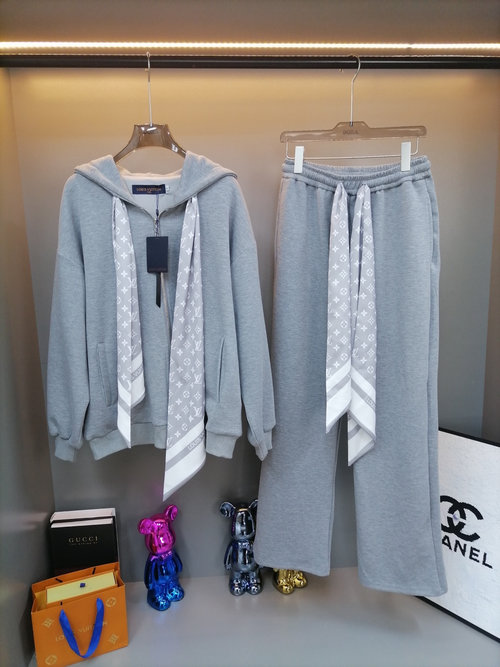 Louis Vuitton Practical Space-Cotton Sport Set with Ribbon Design for Everyday Wear