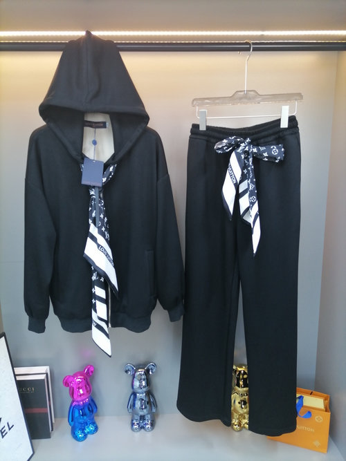 Louis Vuitton Practical Space-Cotton Sport Set with Ribbon Design for Everyday Wear