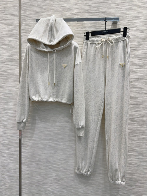 Prada Elegant Lightweight Suit for a Sophisticated Look