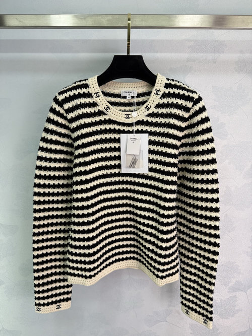 Chanel High-class Black and White Color-blocked Top with Letter Logo