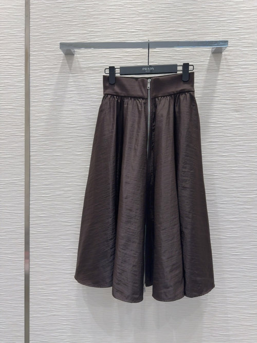 Prada Elegant Set with Exquisite Details and Casual Style