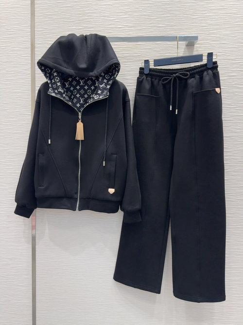 Louis Vuitton Double-sided Wearable Suit for a Slim and Stylish Appearance