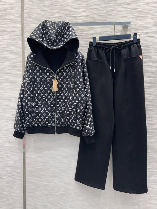 Louis Vuitton Double-sided Wearable Suit for a Slim and Stylish Appearance