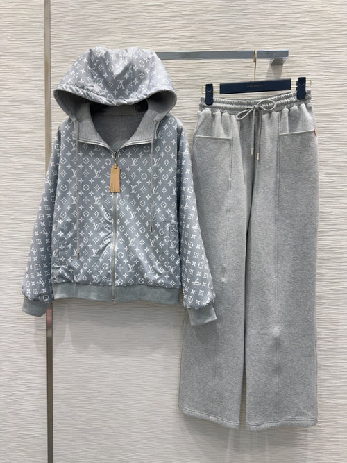 Louis Vuitton Double-sided Wearable Suit for a Slim and Stylish Appearance