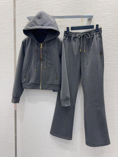 Louis Vuitton Elegant and Slimming Suit