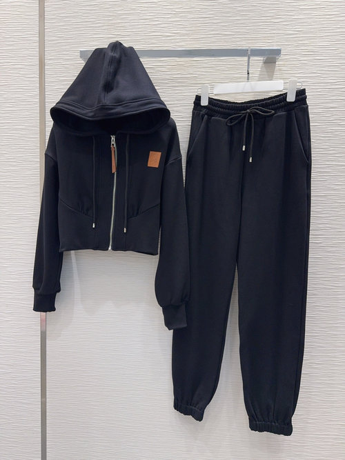 Loewe Elegant Fashion Set for a Slimming and Stylish Appearance