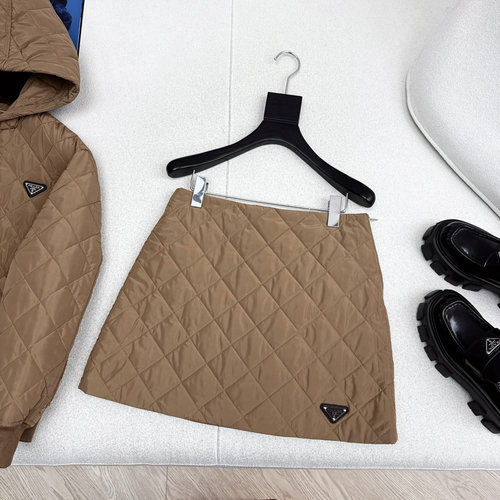 Prada Quilted Short Skirt, Elegant and Warm, Versatile Style