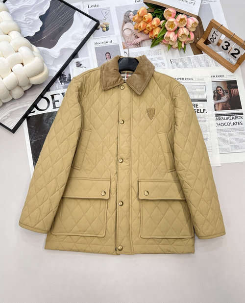 Burberry Stylish Quilted Jacket with Leather Patch and Vintage Lining