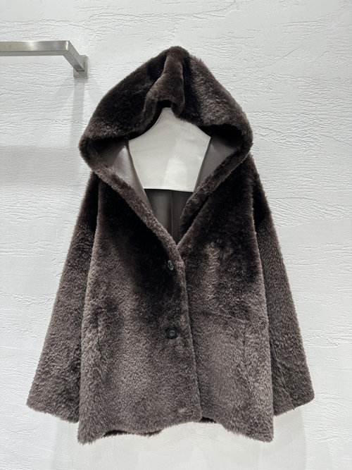 Max Mara Soft Imported Merino Fur Coat with a Versatile Double - wear Design