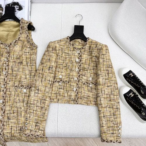 Chanel Retro Round Neck Knitted Coat with Dual Pockets