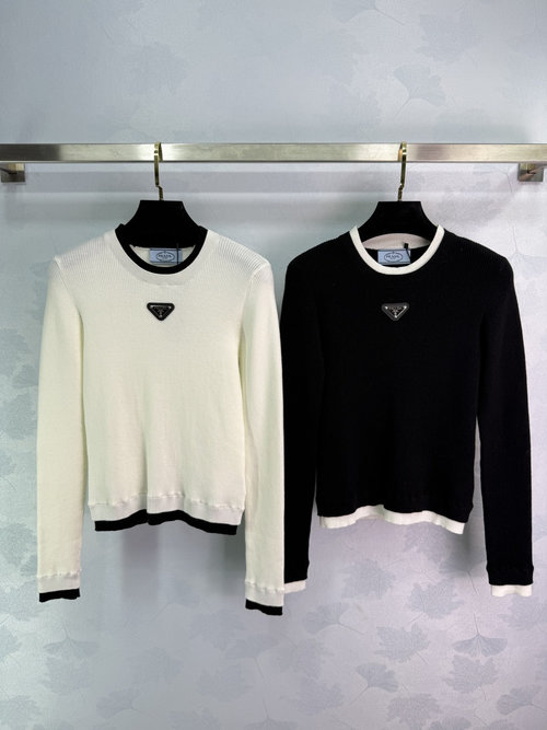 Prada Soft and Elastic Round Neck Knit Top with Color-blocking in an Elegant Style