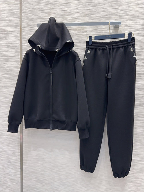 Louis Vuitton Versatile and Stylish Suit with Rich Layers and Subtle Details