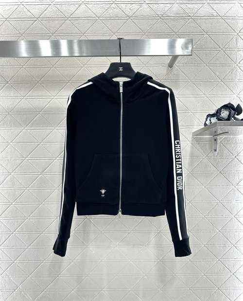 Dior Hooded Ribbon Set with Emblems: Comfortable and Elegant