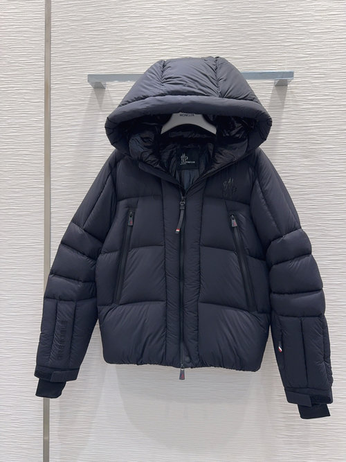 Moncler Classic Logo Down Jacket for Warmth with Unique Design