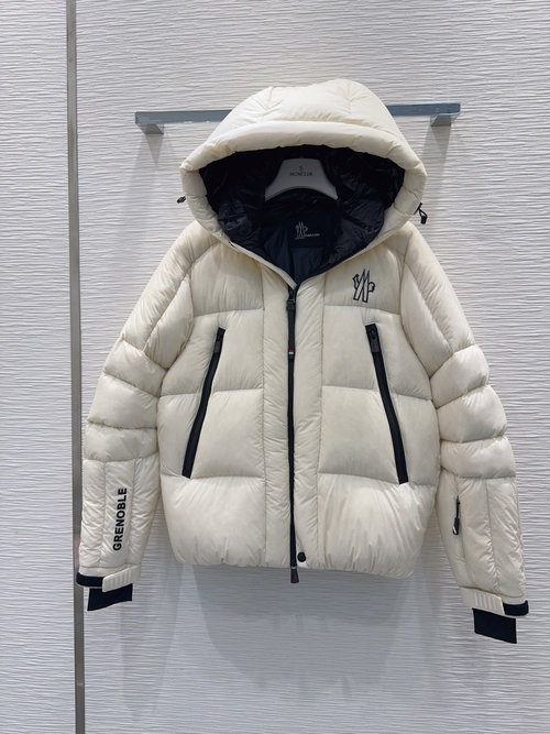 Moncler Classic Logo Down Jacket for Warmth with Unique Design