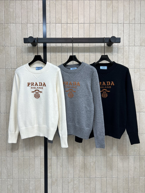 Dior Comfortable Round-Neck Sweater with Embroidered Logo for Every Occasion