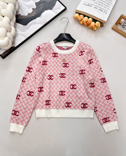 Chanel Chic Color-Blocked Sweater with Small Logo for Vintage Style