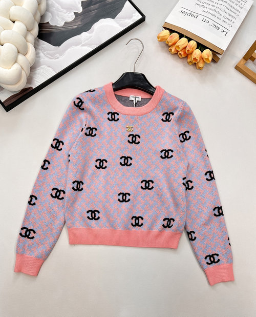Chanel Chic Color-Blocked Sweater with Small Logo for Vintage Style
