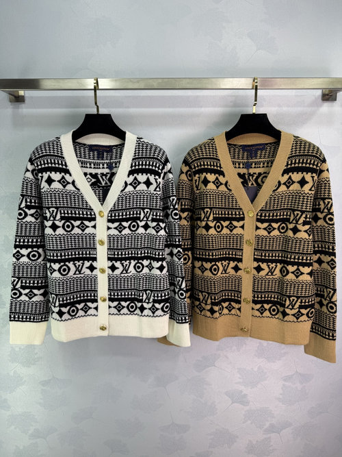 Louis Vuitton Monogram Knit Cardigan with Classic老花Pattern, Soft and Stylish