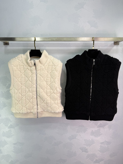 Dior Soft Knit Vest with Diamond Pattern, Both Convenient and Fashionable