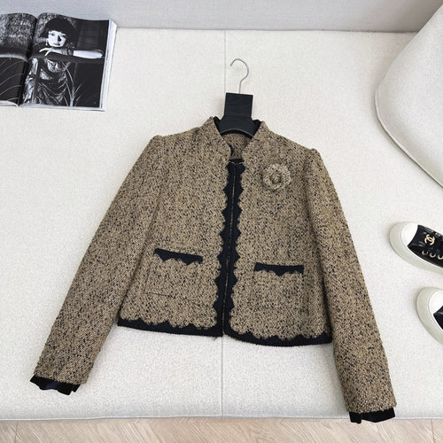 Chanel Sophisticated Knitted Tweed Jacket with 3D Tailor