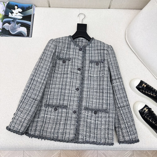 Chanel Elegant Knitted Tweed Blazer with 3D Cut