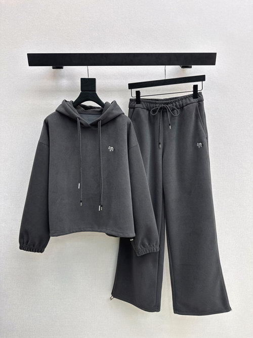 Thom Browne Pony-Embroidered Badge-Decorated Casual Suit, Combining Comfort and Style