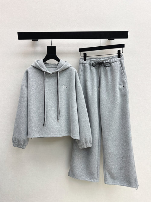 Thom Browne Pony-Embroidered Badge-Decorated Casual Suit, Combining Comfort and Style