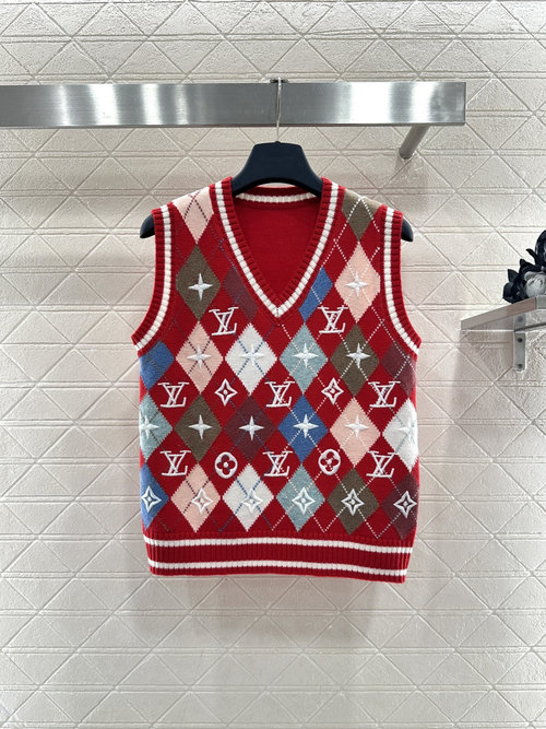Louis Vuitton Customized YB Heart-Collar Knit Vest, Evoking Romance and Elegance