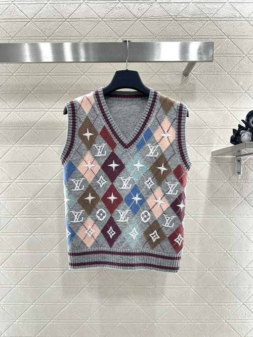 Louis Vuitton Customized YB Heart-Collar Knit Vest, Evoking Romance and Elegance
