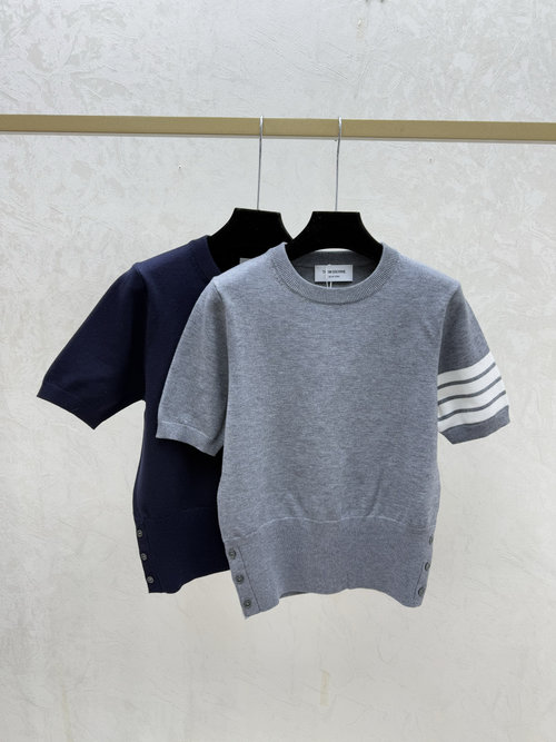 Thom Browne Knit Short Sleeve Top with Color-Blocked Back Pony Jacquard in Gray and Navy