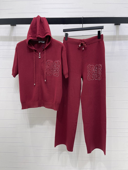 Loewe Versatile White Knit Set with Hot - Drilled Logo