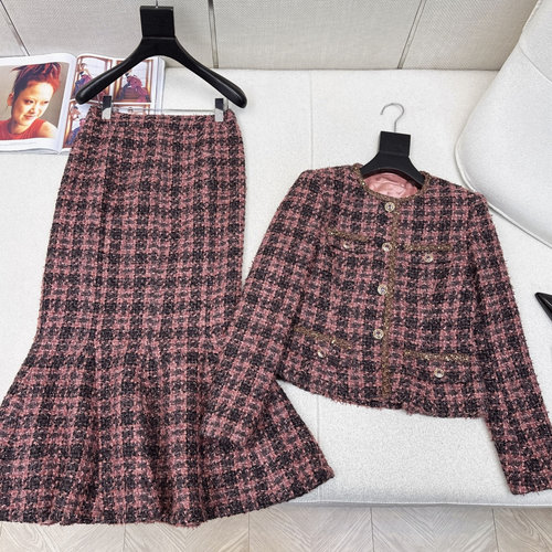 Chanel Exclusive Tweed Suit, Elegant for Body Shape