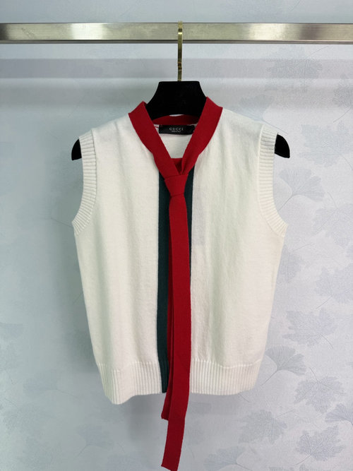 Gucci Versatile White Knit Vest with Distinctive Bow