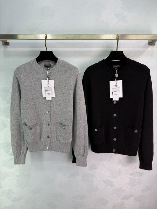 Chanel Double-Pocket Round Neck Knitted Cardigan with Custom Buttons