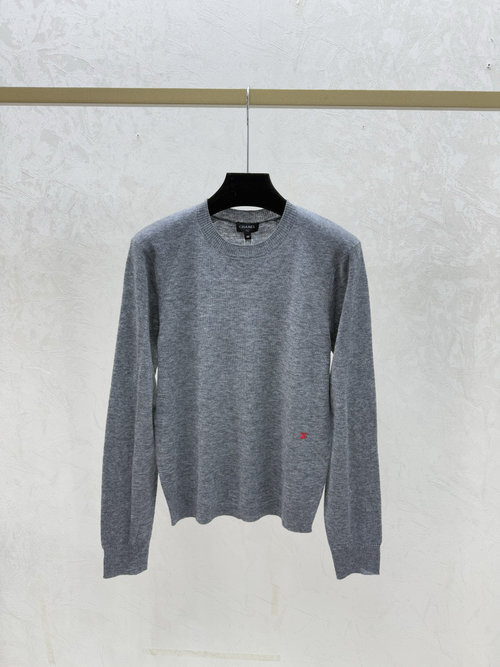 Chanel Early Autumn: Solid Color Round Neck Knit Long Sleeve
