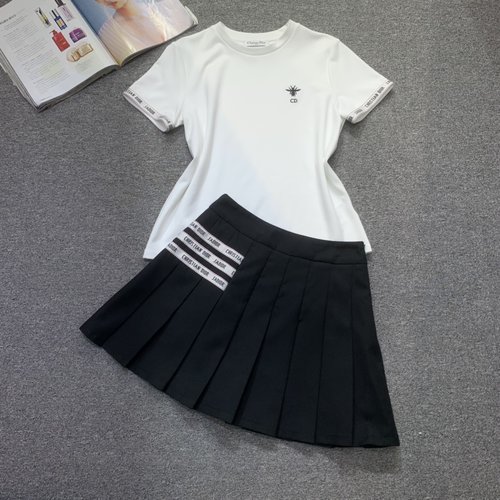 Dior New T-shirt and Pleated Skirt Ensemble with Minimalist Design